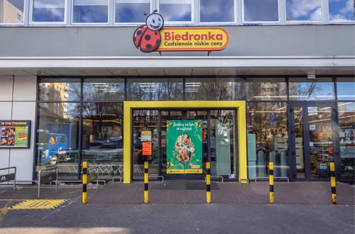 W sklepach sieci Biedronka pojawiły się nietypowe kartony! Ręczny system zaskoczył klientów