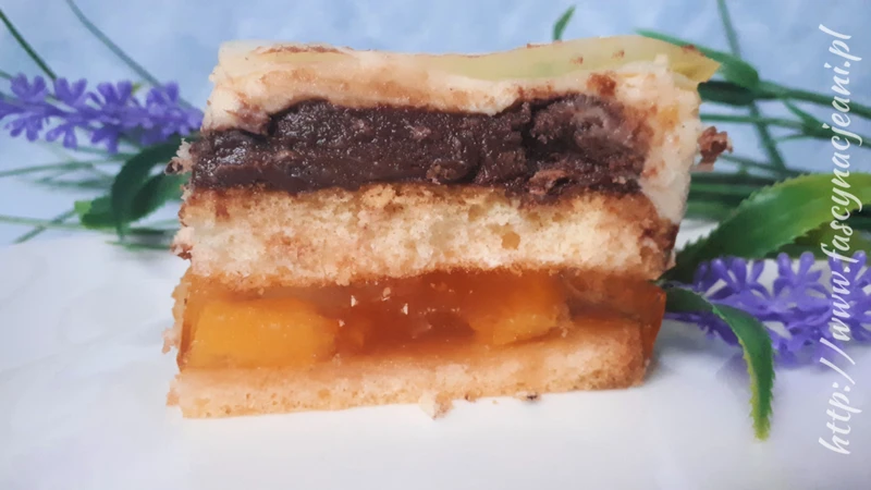 Przekładaniec z brzoskwiniami