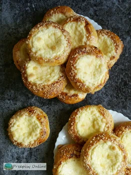 Watruszki - okrągłe drożdżowe bułki z serem