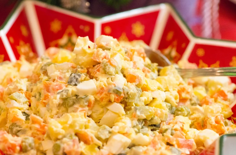 Nigdy nie dodawaj tak cebuli do sałatki jarzynowej! Ten błąd może zepsuć cały smak!