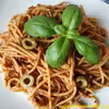 Spaghetti z czerwonym pesto