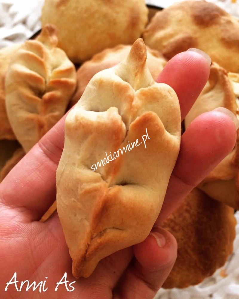 Pieczone pierożki z jakiem i szczypiorkiem