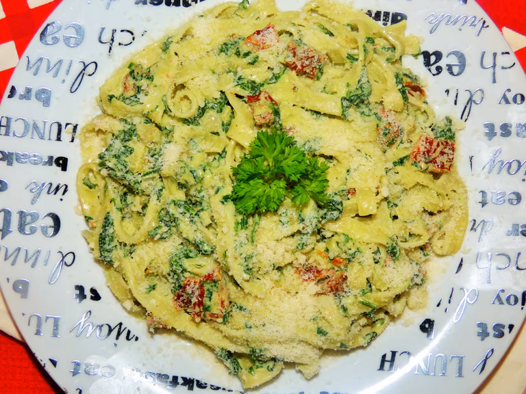 Tagliatelle ze szpinakiem i suszonymi pomidorami