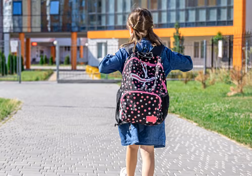 Dodatkowe 600+ na dziecko! Rodzice zapominają o tym świadczeniu, a to nawet 6200 zł na ucznia