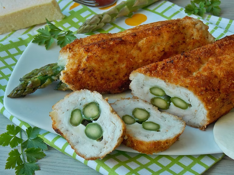 Roladki z kurczaka ze szparagami i mozzarellą w parmezanowej panierce