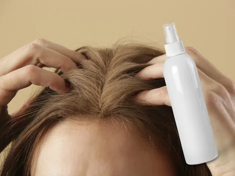 Chcesz poprawić skuteczność suchego szamponu? Poznaj na to nasz prosty trik!