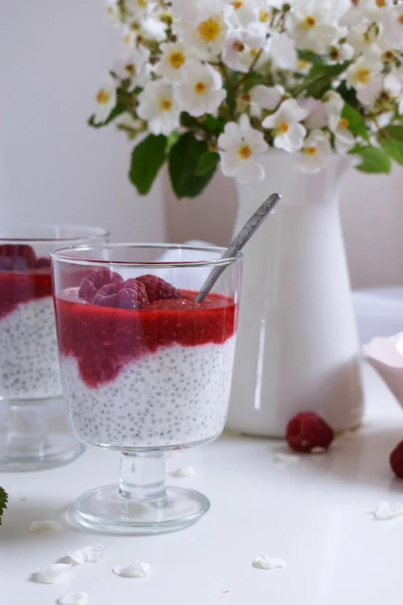 Jogurtowy pudding chia z malinami