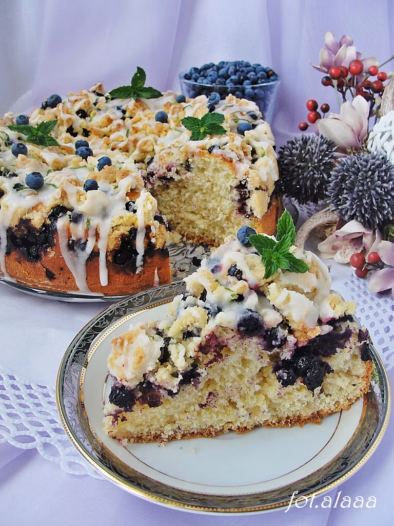 Drożdżówka z borówkami i kruszonką
