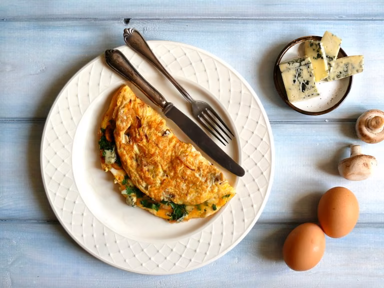OMLET Z PIECZARKAMI I SEREM PLEŚNIOWYM
