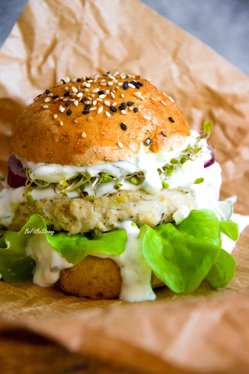Burgery z indyka z fetą i sosem tzatziki