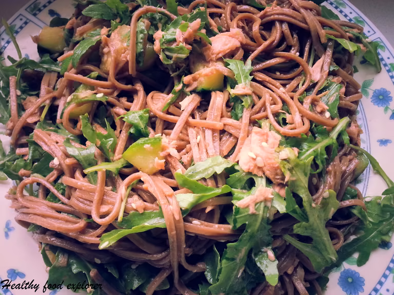Sałatka z makaronem soba