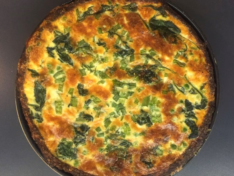 Tarta na kalafiorowym cieście z groszkiem i szpinakiem
