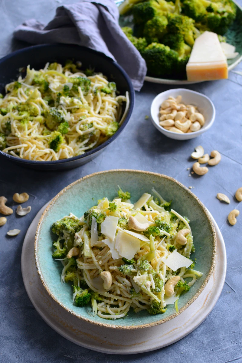 SPAGHETTI SEROWE Z BROKUŁEM I ORZECHAMI NERKOWCA!