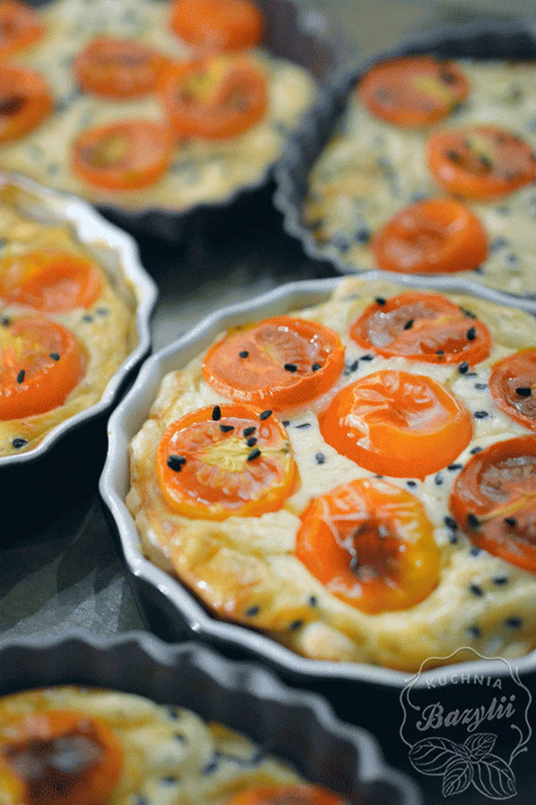 Łatwe mini tarty z pomidorkami, serem feta i czarnuszką