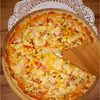 Domowa pizza na grubym cieście z kolorowym farszem