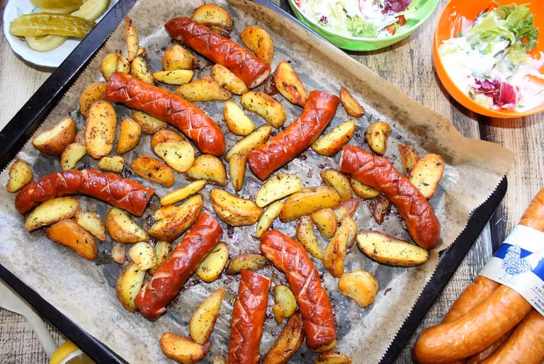 Pieczona kiełbasa z pieczonymi ziemniakami – obiad z piekarnika