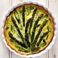 QUICHE Z ZIELONYMI SZPARAGAMI