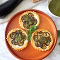 Tartaletki z bakłażanem, kozim serem i pesto