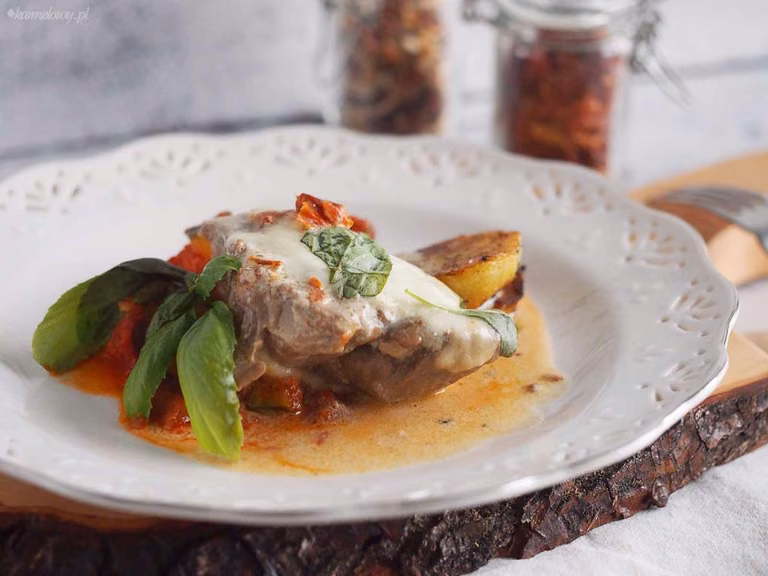 Szybki kurczak z suszonymi pomidorami i mozzarellą