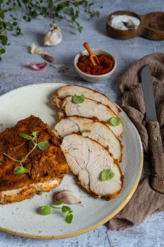 Pieczona pierś z indyka z przyprawami