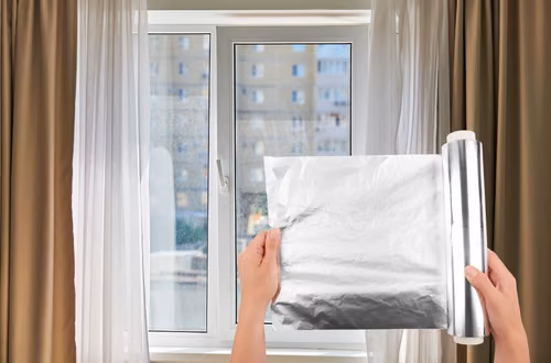Coraz więcej osób okleja okna folią aluminiową! Szokująco skuteczny trik na UPAŁY!