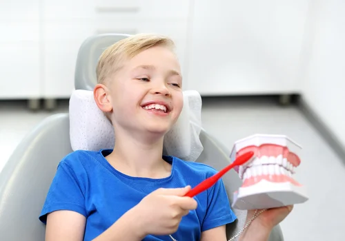 To nie słodycze psują zęby najbardziej! Prawdziwy wróg próchnicy może Cię zaskoczyć