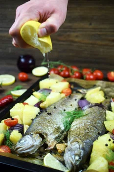 Pieczony pstrąg z ziemniakami, czerwoną cebulą