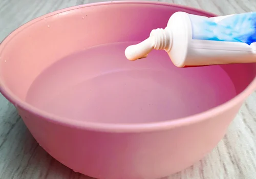 Rozpuść pastę do zębów w wodzie i zobacz, co się stanie po 10 minutach! Efekt zaskoczy każdego