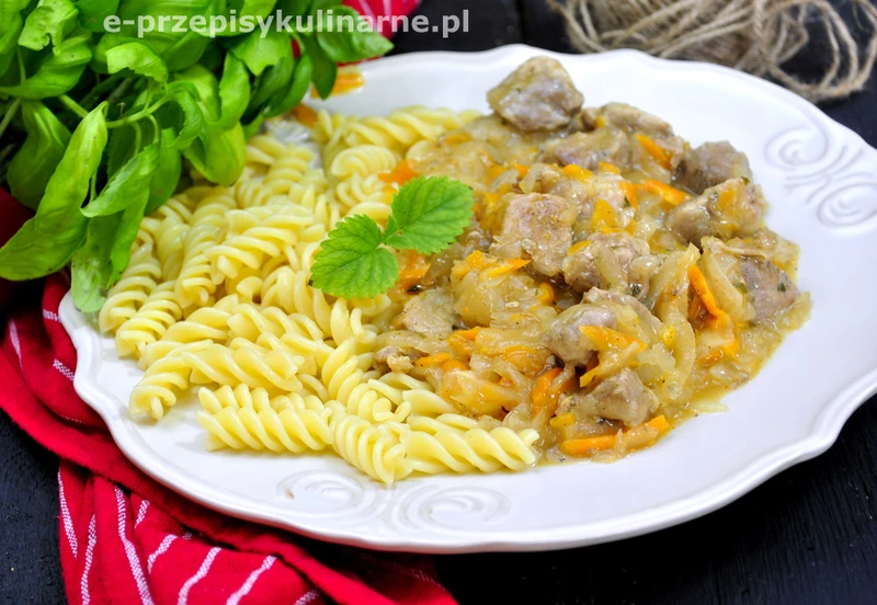 GULASZ Z KALAREPĄ I MARCHEWKĄ