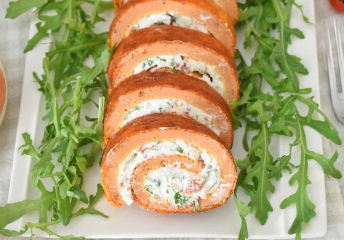 Rolada omletowa z nadzieniem z ricotty, rukoli i suszonych pomidorów