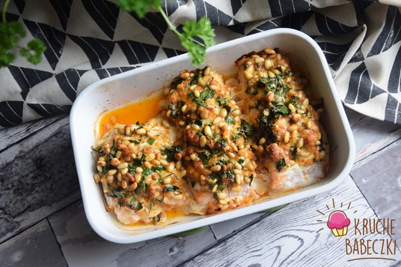 ŁOSOŚ POD KOŁDERKĄ Z ORZESZKÓW PINI, NATKI PIETRUSZKI I MOZZARELLI