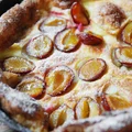 Dutch Baby pieczony ze śliwkami