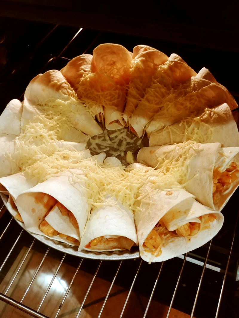Rożki z tortilli z kurczakiem, papryką, serem i sosem BBQ