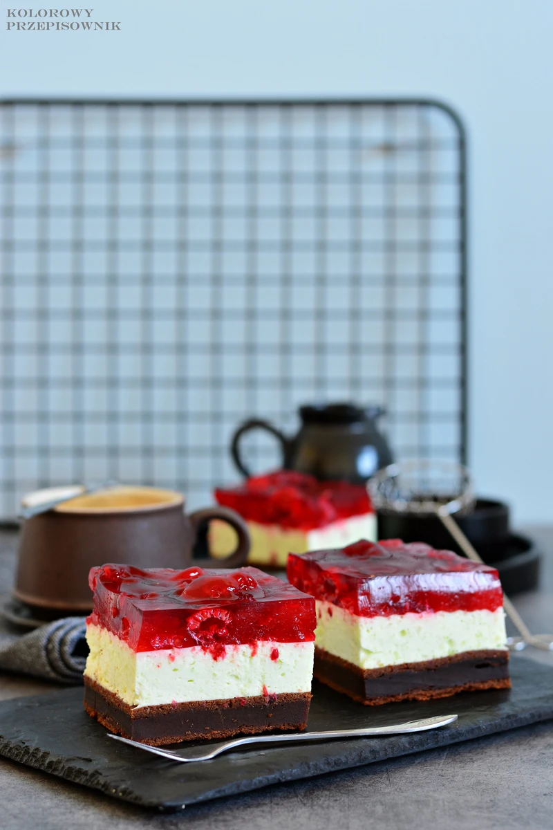 Brownie ze śmietankową pianką i malinami w galaretce