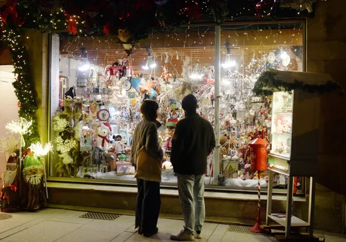 Świąteczne zakupy 2025 – co, gdzie i do kiedy? Nie daj się zaskoczyć zamkniętymi sklepam