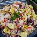 Sałatka z tortellini, szynką i fasolą – szybka i smaczna