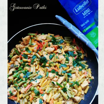 Orientalne curry z makaronem