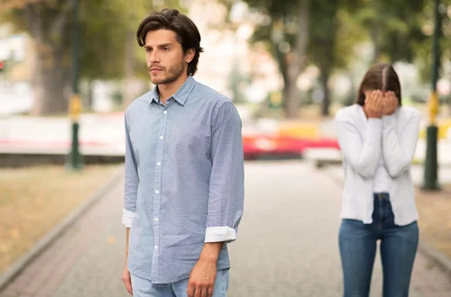 Co naprawdę myśli mężczyzna, który boi się zaangażowania? 9 lęków, które skrywa pod maską obojętności