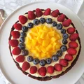 Czekoladowa tarta z kremem z mango i owocami, bez pieczenia