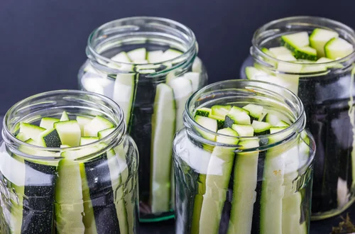 Kroję cukinię w słupki i kiszę jak ogórki. Ten sposób pokazała mi babcia
