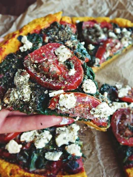 Pizza na marchewkowym spodzie (bez drożdży, bez glutenu)
