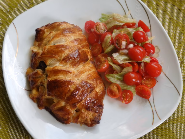 Kurczak nadziewany pieczarkami zapiekany w cieście francuskim