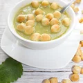 Zielona zupa krem z groszkiem ptysiowym