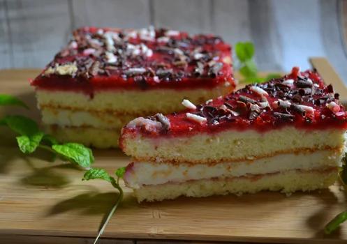 Torcik truskawkowy z masą grysikową