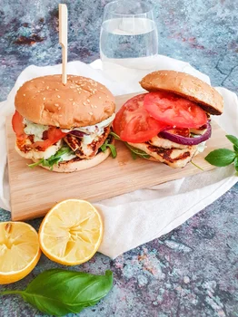 Vege burgery z serem halloumi i sosem bazyliowym