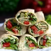 Tortilla z pastą serowo-brokułową i warzywami