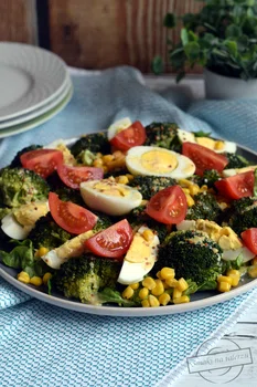 Salatka z brokułami, jajkami i kukurydzą