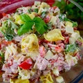 Sałatka z tortellini i wędzonym kurczakiem – sprawdzony przepis