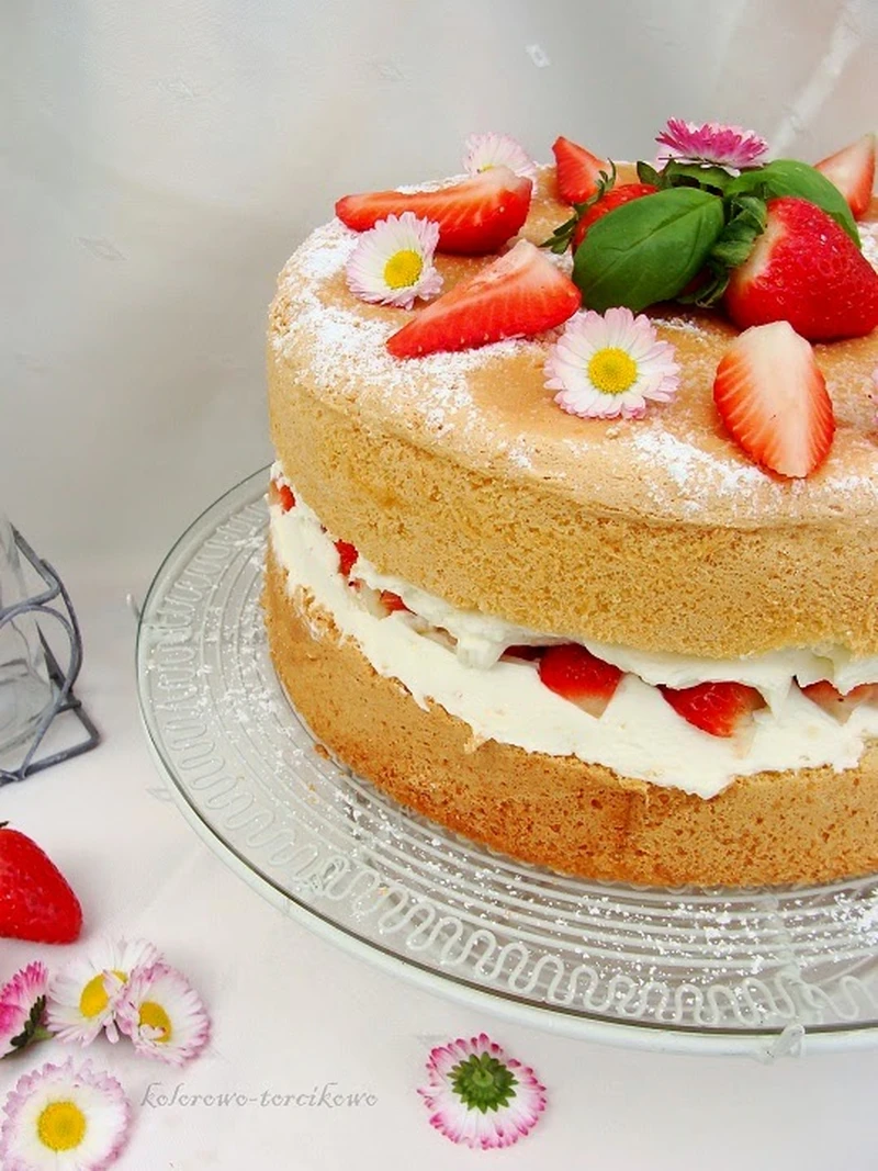 Biszkopt z mascarpone i truskawkami