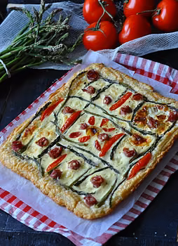 Tarta z ciasta francuskiego ze szparagami